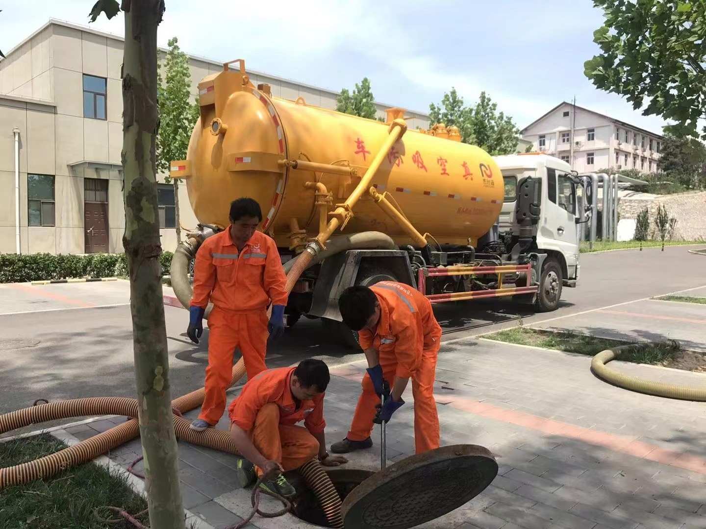 鲁甸化粪池清理与5-8吨吸粪车施工效率分析